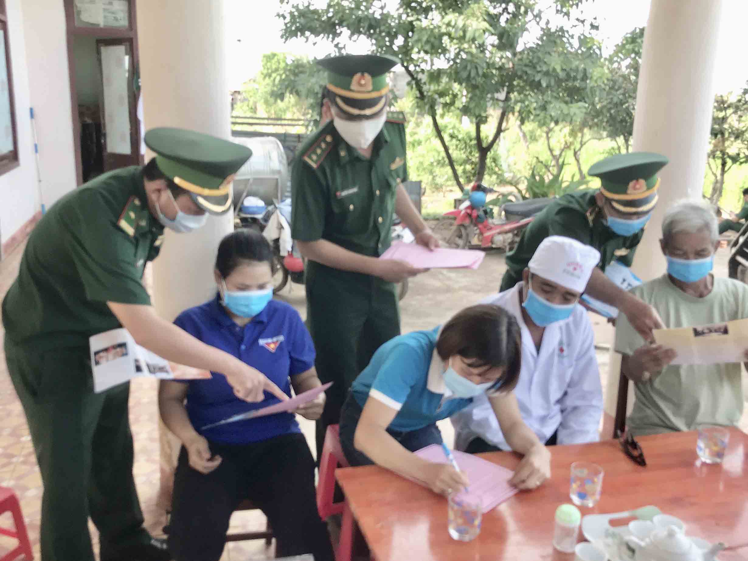 Tuyên truyền bảo vệ an ninh biên giới và phòng chống dịch Covid-19 cho bà con dân tộc thiểu số